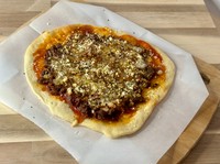 ピリ辛のタコスソースとチーズの沖縄らしい名コンビ！当店のピザは一から手づくり！