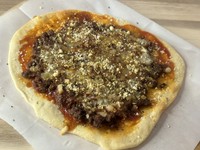 ピリ辛のタコスソースとチーズの名コンビ！沖縄らしいピザ