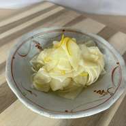 さわやかなシークワサー風味香る大根のお漬物。常連様お墨付きの隠れた超人気メニュー！