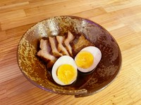 沖縄のお母さんの味代表。懐かしい家庭の味です。ゆで卵添え。