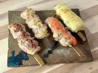 きんかんで人気の高い鶏もも焼串４味が一気に味わえる一皿！