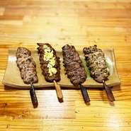 きんかんで人気のハラミ焼串4味をいっぺんに楽しめる一皿。変わり種も入って単品で頼むよりおトク！