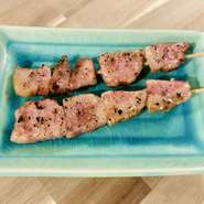 新しい焼き串をセール価格でご提案‼️

🆕「あぐ～豚のベーコンの串焼き」☝️
これまで「あぐ～のおつまみベーコン」としてお馴染みだったメニューを気軽に食べやすい串焼きにしました✨
そしてこの美味しさを試してほしいので今だけプライス‼️
1本250円(税込)➡️200円(税込)といたします！
限定数に達し次第キャンペーン終了となりますのでぜひお早めに‼️

🈹そして引き続き人気の「トントロ」が今だけ【180円】💥