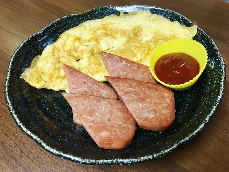 沖縄の老若男女誰もが愛するポーク玉子!ふんわり卵焼きとどうぞ