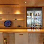 カウンターは料理ができ上がる様子を眺め、臨場感も楽しめる人気席で、デートにも多く利用されています。日常的に使えるのはもちろん、誕生日や記念日と行った日にも足を運べる大人の隠れ家です。