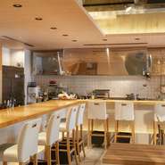 料亭や旅館で腕を磨いた料理長がつくる料理は、沖縄料理・和食・創作料理など多岐に渡ります。堅苦しくなりすぎず、食材にもお酒にもこだわった食事会を設けたい時には【キッチン　ひかる】が最適。