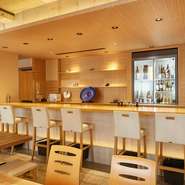 フレンドリーなスタッフが温かく出迎えてくれる料理店です。日替わりの『おばんざい』や旬のお酒と共にリラックス。出張や一人旅で沖縄を訪れる人も優しく包み込んでくれるような心地よいひと時を過ごせます。