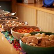 発達した流通網を駆使し、四季折々で変化していく旬の食材を入手。厳選素材は、沖縄ならではの味付けや料亭仕込みの和食、そして料理長の感性でつくられる創作料理など、豊かな味わいへと変化していきます。