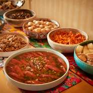 化学調味料などは一切使用せず、和食の伝統的な技法で丁寧につくられています。その日に入手する食材で、7～10種類ほど日替わりメニューが登場。焚き物や煮物が特に好評です。