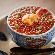 注文が入ってから蒸すのでおいしさ抜群。大人気商品。うなぎ、海老、いくら、うにがふんだんに入っています。