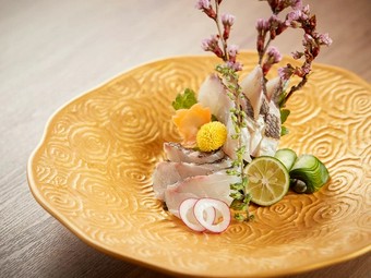 魚の旨みを引き出し、炭の香ばしさをまとった『鯛の直炭炙り刺し』