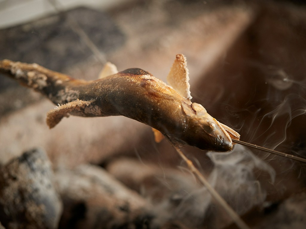 炭の香りに食欲をくすぐられる『旬の焼き物』