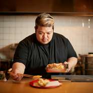 オープン当初から掲げているのが、沖縄を元気にしたいという思い。訪れてくれる人が喜んで帰路に就けるよう、抜群のパフォーマンスを大切に、おいしい料理と心地よいサービスを心がけているそうです。