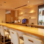 カウンターをメインとした店内は、料理やお酒を穏やかに嗜むことができる空間。毎日変わる『おばんざい』、旬魚を堪能できる『お造り』など、和酒に合わせた一皿を、肩肘張らずに味わえます。