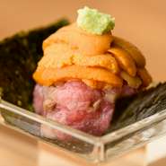一度味わえばおいしさのトリコに。名物料理と呼び声が高い『生雲丹トロたく』