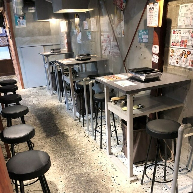 スタンディングチェアに腰かけて。焼肉デートに使える店