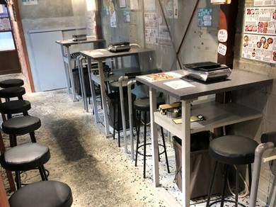 スタンディングチェアに腰かけて。焼肉デートに使える店