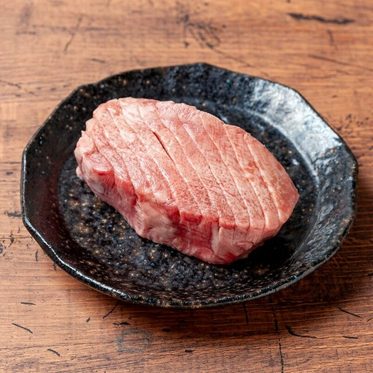 SNS映えする、厚切りステーキで提供。旨みや食感をダイレクトに楽しめる『極みタン元』