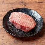 SNS映えする、厚切りステーキで提供。旨みや食感をダイレクトに楽しめる『極みタン元』