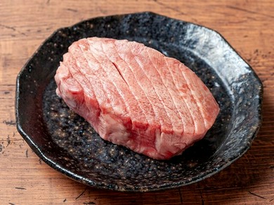 SNS映えする、厚切りステーキで提供。旨みや食感をダイレクトに楽しめる『極みタン元』
