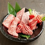 人気の一品。店自慢のメニューを贅沢に盛り込んだオススメセット『名物ごぶ盛り(一人前)』