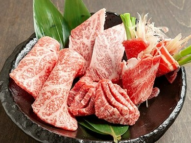 人気の一品。店自慢のメニューを贅沢に盛り込んだオススメセット『名物ごぶ盛り（一人前）』