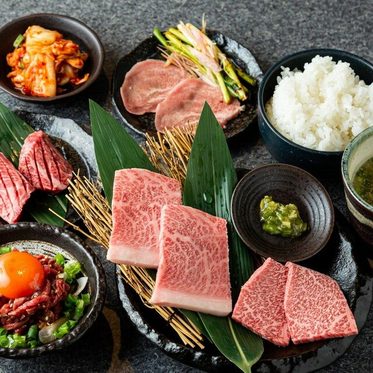 店自慢の商品を贅沢に盛り込んだセット。3種類の内容と価格から選べる『ごぶの晩飯セット』