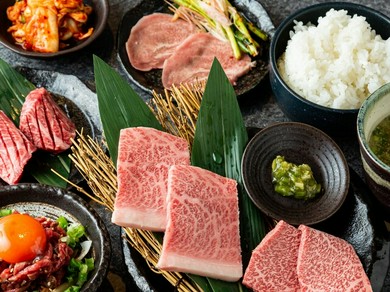 店自慢の商品を贅沢に盛り込んだセット。3種類の内容と価格から選べる『ごぶの晩飯セット』