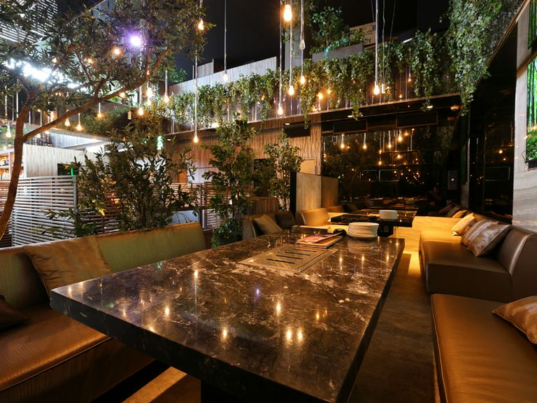 店内は、昼は落ち着きのある空間、夜は優雅で幻想的な空間