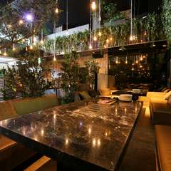 店内は、昼は落ち着きのある空間、夜は優雅で幻想的な空間