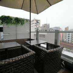 開放感のあるテラス席で、贅沢なリラックスタイムを