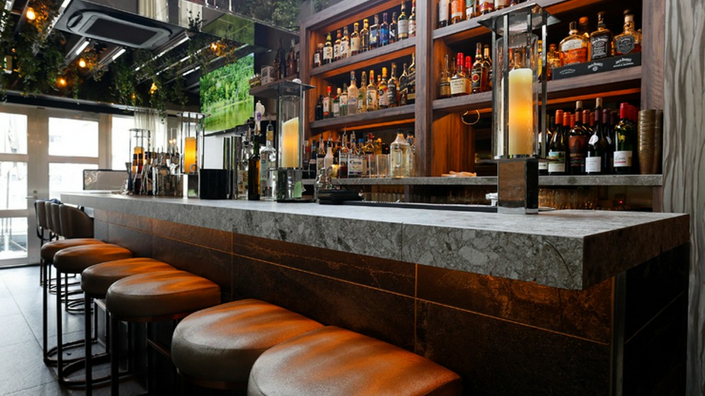 肩を並べるカウンター席でゆったりと、食事を楽しむ大人の時間