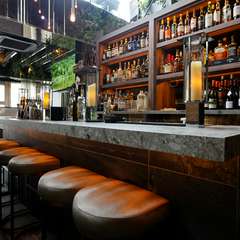 肩を並べるカウンター席でゆったりと、食事を楽しむ大人の時間