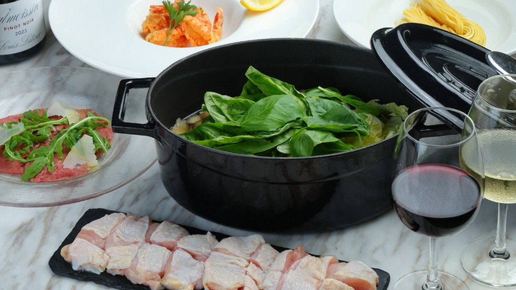 全5品。芳醇な香りが食欲をそそる。森のきのこと、炙り国産鶏のヘルシーなバジル鍋『ROOF TOPの鍋コース』