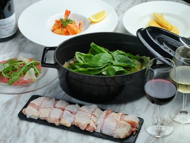 全5品。芳醇な香りが食欲をそそる。森のきのこと、炙り国産鶏のヘルシーなバジル鍋『ROOF TOPの鍋コース』