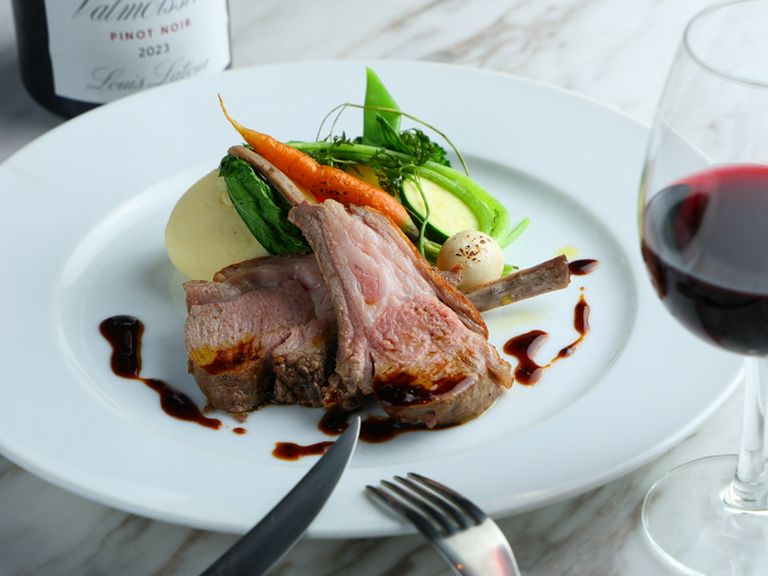 骨付き仔羊背肉のグリル 黒オリーブソース