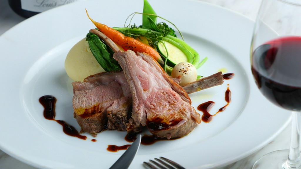 骨付き仔羊背肉のグリル 黒オリーブソース