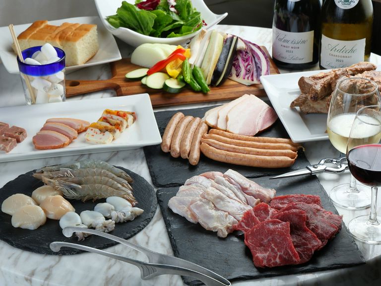 海鮮盛りも付いてボリューム満点。店の魅力がたっぷりと詰まった全10品『BBQ STANDARD COURCE』