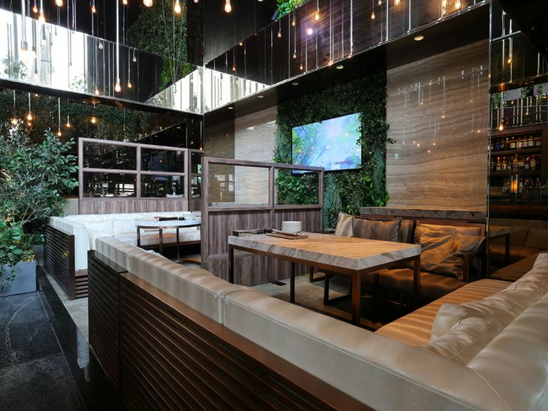 ラグジュアリーな空間は、カフェ利用も可能