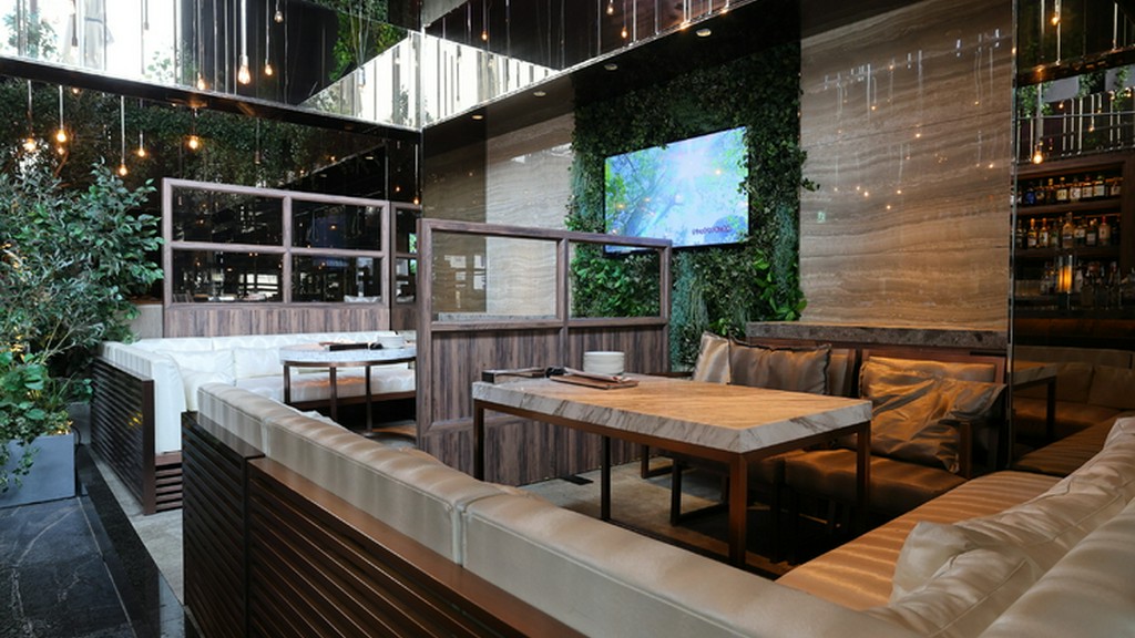 ラグジュアリーな空間は、カフェ利用も可能