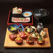 新鮮な刺身や天ぷら、焼き魚といった海鮮のフルコースを小さなおちょこで丼に国産和牛と季節の野菜を使ったすき焼きとセットになった贅沢なコースです。
