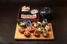 極みおちょこ丼と国産和牛すき焼きセットに板長が厳選した厳選した日本酒3種をペアリング