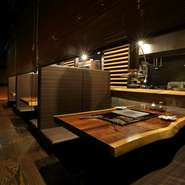 蔵をイメージした温かみに満ちた店内