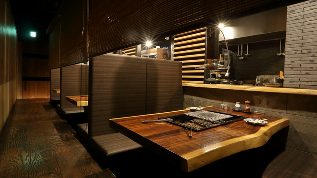 囲炉裏で焼く美味を囲みながら、非日常のひと時を体感