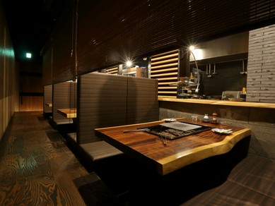 囲炉裏で焼く美味を囲みながら、非日常のひと時を体感