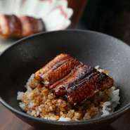 こだわりの「四万十鰻」を備長炭で焼き上げていき、土鍋で炊き上げた熱々のご飯にON。皮目はパリッと、身はふっくらと仕上がっており食べ進めるごとに幸福感に満たされます。