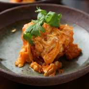 伊勢海老の甘みや食感を中華スタイルで楽しむ贅沢な名物料理。ゲストの目の前にサーブしてから備長炭で仕上げるパフォーマンスも必見です。チリソースと玉子を絡めることでマイルドな辛さに。