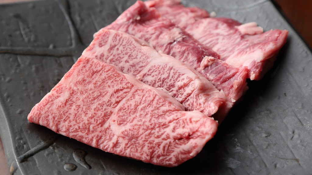 オリジナル特製タレをつけて味わう『ハラミ～黒毛和牛三種盛りより』