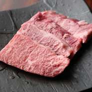 コース内『黒毛和牛三種盛り』の中でも定番として大好評のメニューです。兵庫県佐用町から届く厳選された『ハラミ』を使用しています。きめ細やかで美しいサシが入り、口溶けがよく旨みが広がる逸品。