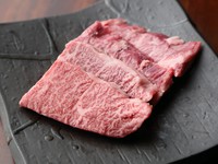 オリジナル特製タレをつけて味わう『ハラミ～黒毛和牛三種盛りより』